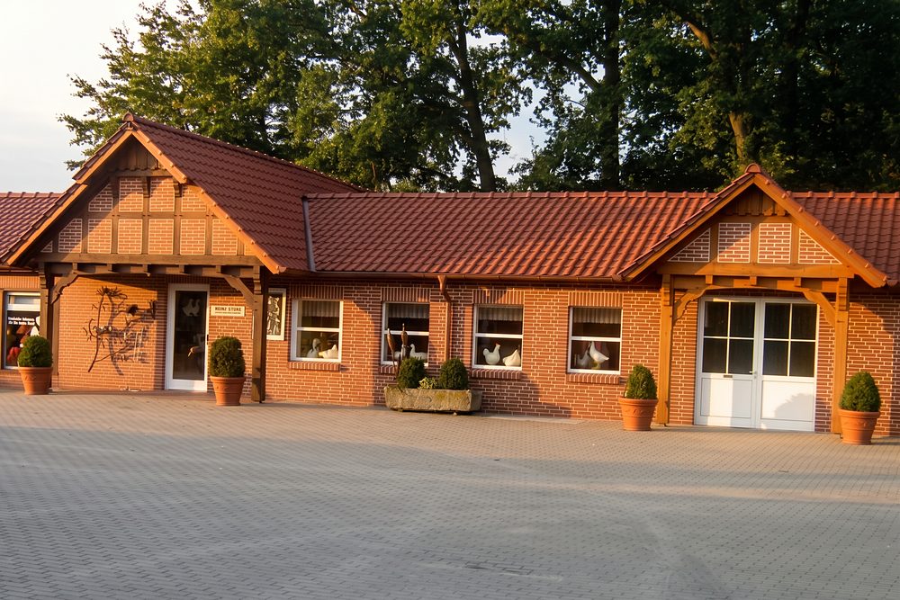 Hofladen von Hof Stuke in Lohne/Brockdorf, Klinkergebäude mit Fachwerkgiebel