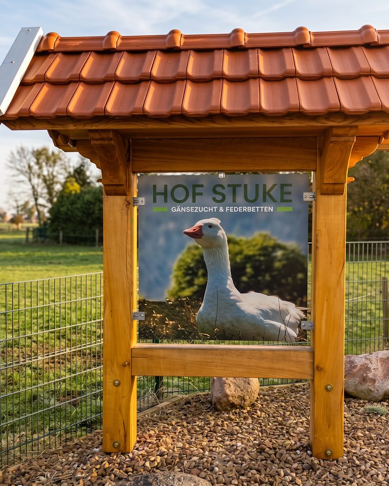 Holzschild Hof Stuke, Gänsezucht und Federbetten, an der Gänseweide